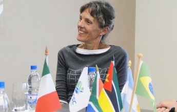 Professora da Universidade de Barcelona ministra palestra a acadêmicos de Educação Física