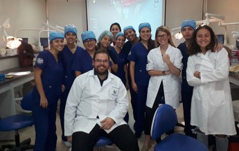 Professor do curso de Odontologia ministra aulas e apresenta pesquisa em Universidade do Equador